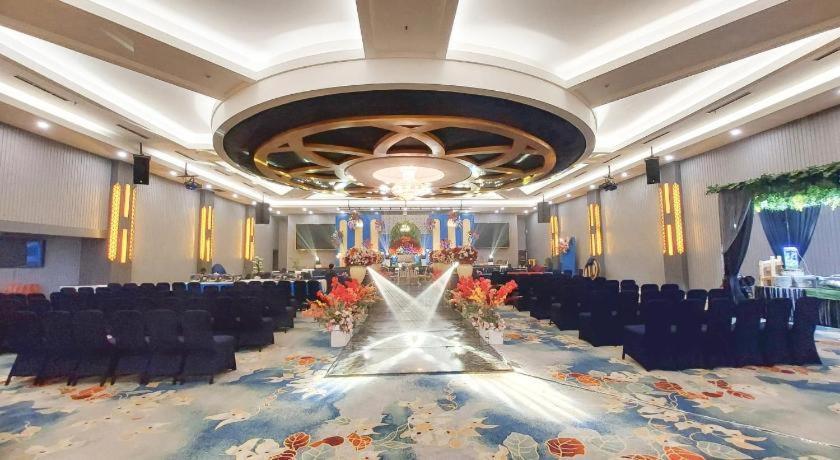 New Hollywood Hotel Pekanbaru Εξωτερικό φωτογραφία