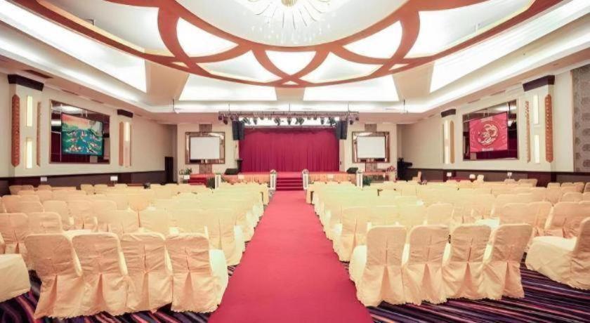 New Hollywood Hotel Pekanbaru Εξωτερικό φωτογραφία
