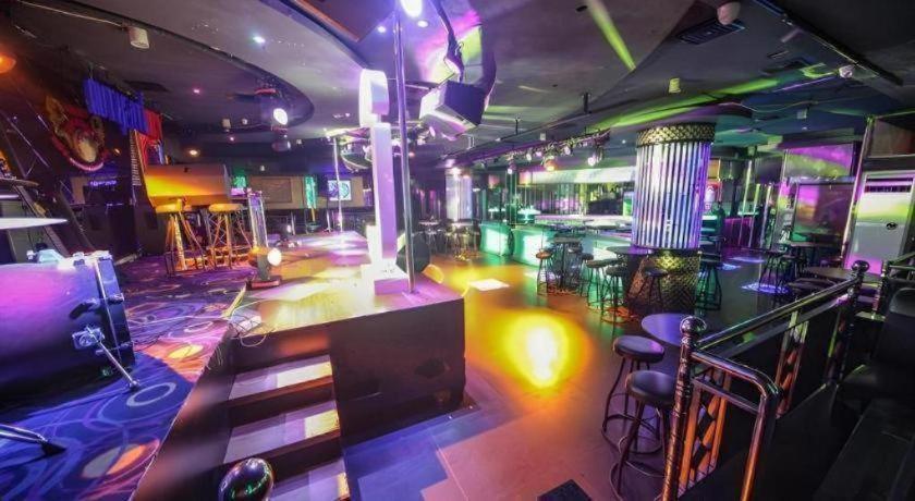 New Hollywood Hotel Pekanbaru Εξωτερικό φωτογραφία