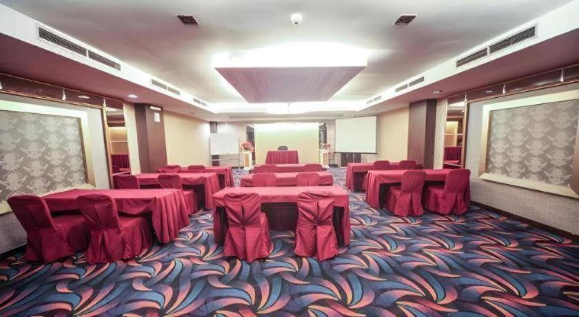 New Hollywood Hotel Pekanbaru Εξωτερικό φωτογραφία