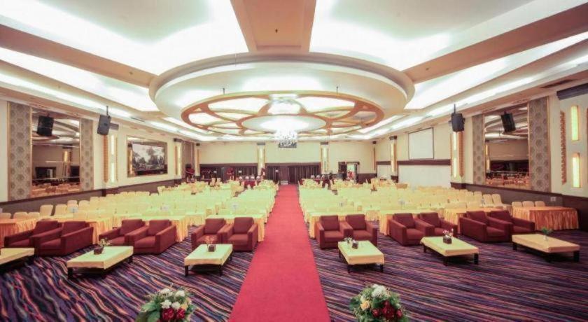 New Hollywood Hotel Pekanbaru Εξωτερικό φωτογραφία