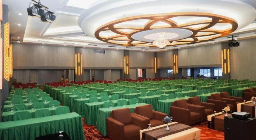 New Hollywood Hotel Pekanbaru Εξωτερικό φωτογραφία