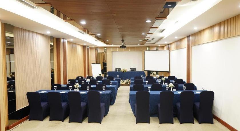 New Hollywood Hotel Pekanbaru Εξωτερικό φωτογραφία