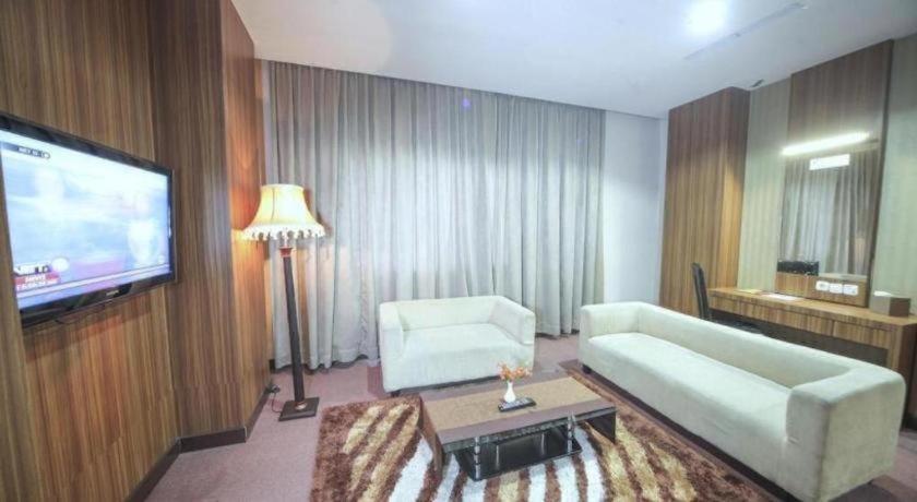 New Hollywood Hotel Pekanbaru Εξωτερικό φωτογραφία