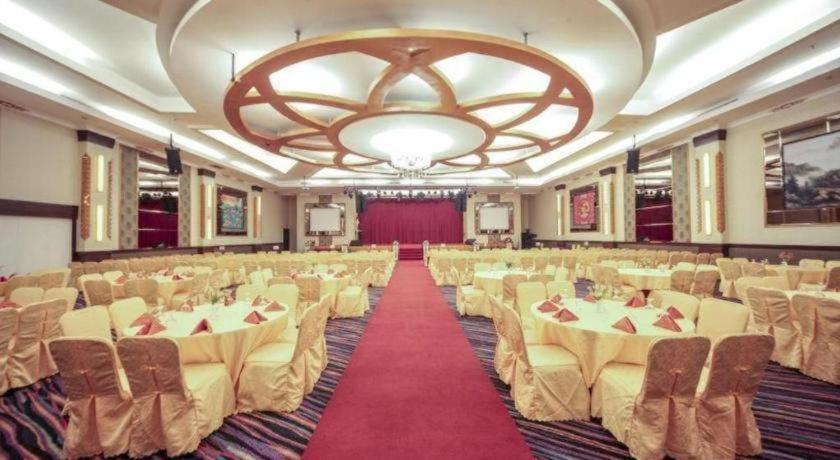 New Hollywood Hotel Pekanbaru Εξωτερικό φωτογραφία