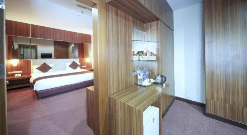New Hollywood Hotel Pekanbaru Εξωτερικό φωτογραφία