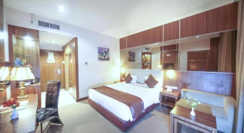 New Hollywood Hotel Pekanbaru Εξωτερικό φωτογραφία