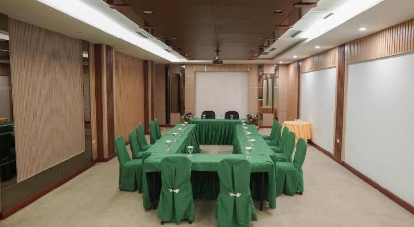 New Hollywood Hotel Pekanbaru Εξωτερικό φωτογραφία