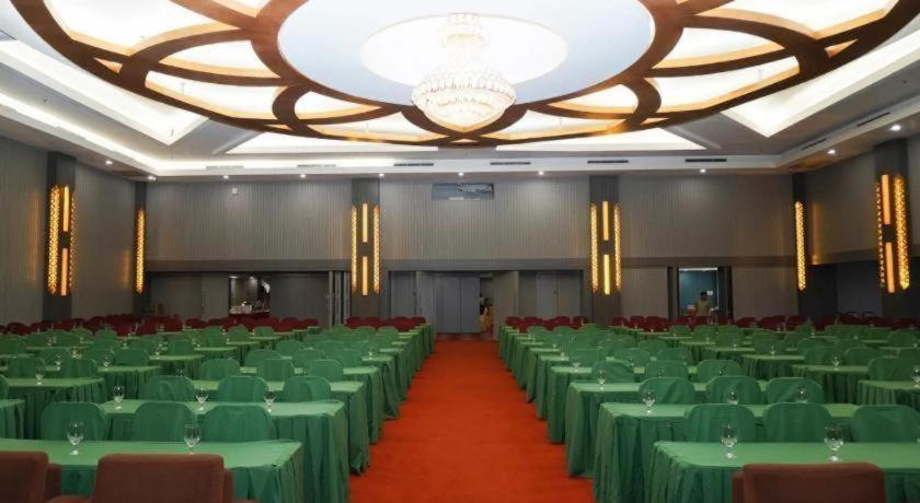 New Hollywood Hotel Pekanbaru Εξωτερικό φωτογραφία